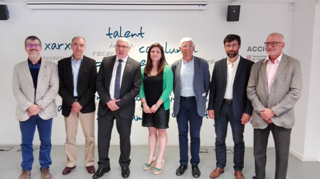 El conseller d'Empresa i Coneixement de la Generalitat de Catalunya, Jordi Baiget, i la Directora General d'Indústria i consellera delegada d'ACCIÓ, Núria Betriu, amb els líders de les 5 comunitats RIS3CAT.