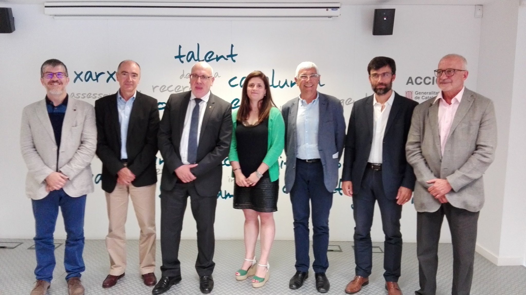 Catalonia's Minister for Business and Knowledge, Jordi Baiget, and the Director General of Industry, Núria Betriu, with the leaders of the 5 RIS3CAT communities. (Image: ACCIO) 