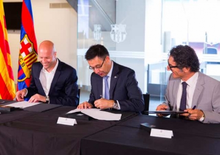 Jordi Cruyff, Josep Maria Bartomeu i Jordi Monés signen l'acord amb entre el Barça i el Johan Cruyff Institute | Foto: Germán Parga, FCB